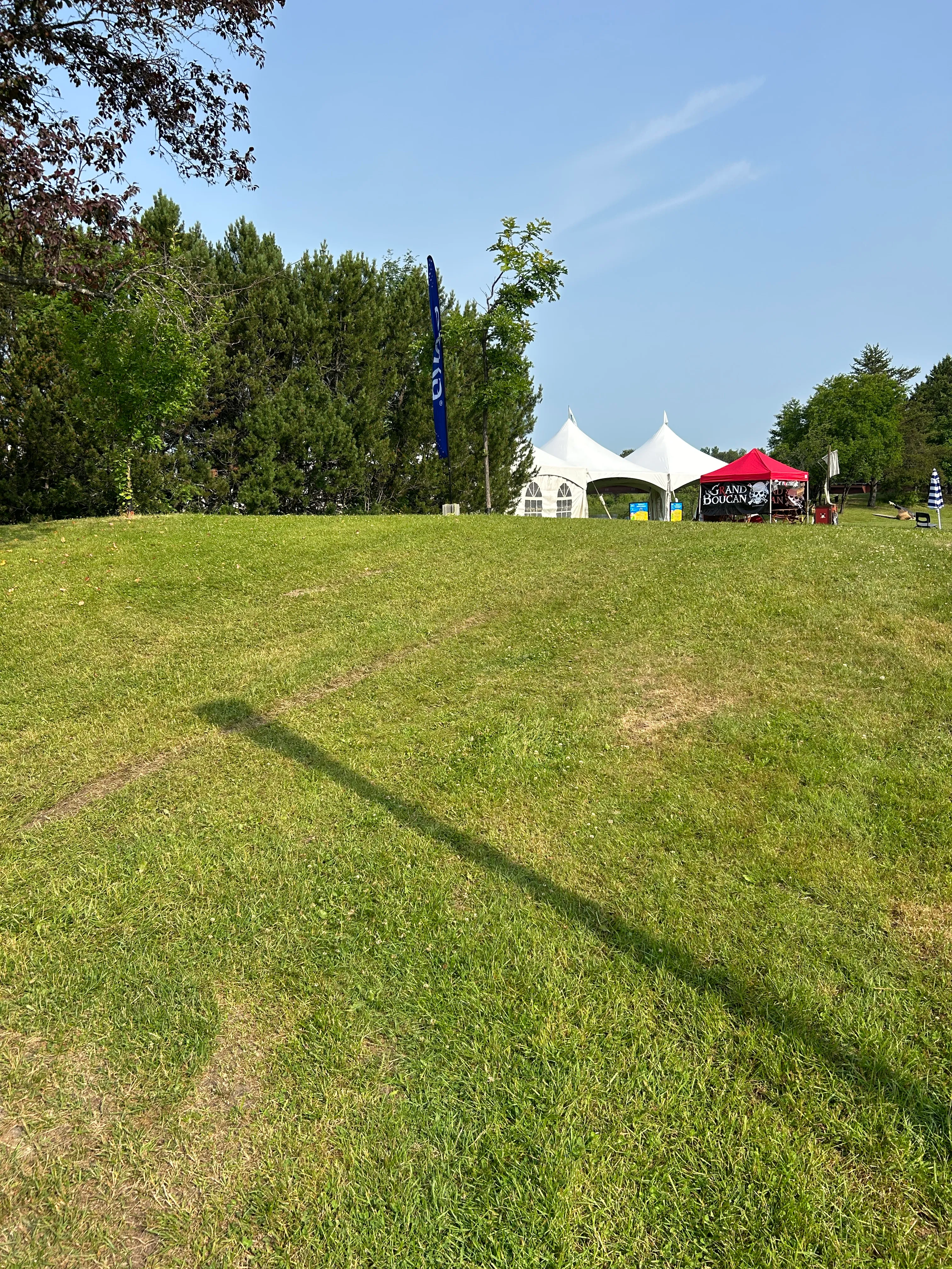 Allée vers la zone famille - revêtement en pelouse et pente