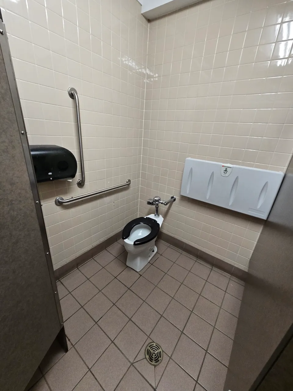 Cabine de toilette accessible du bloc sanitaire