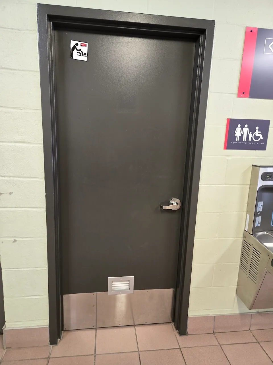 Porte de la salle de toilette universelle