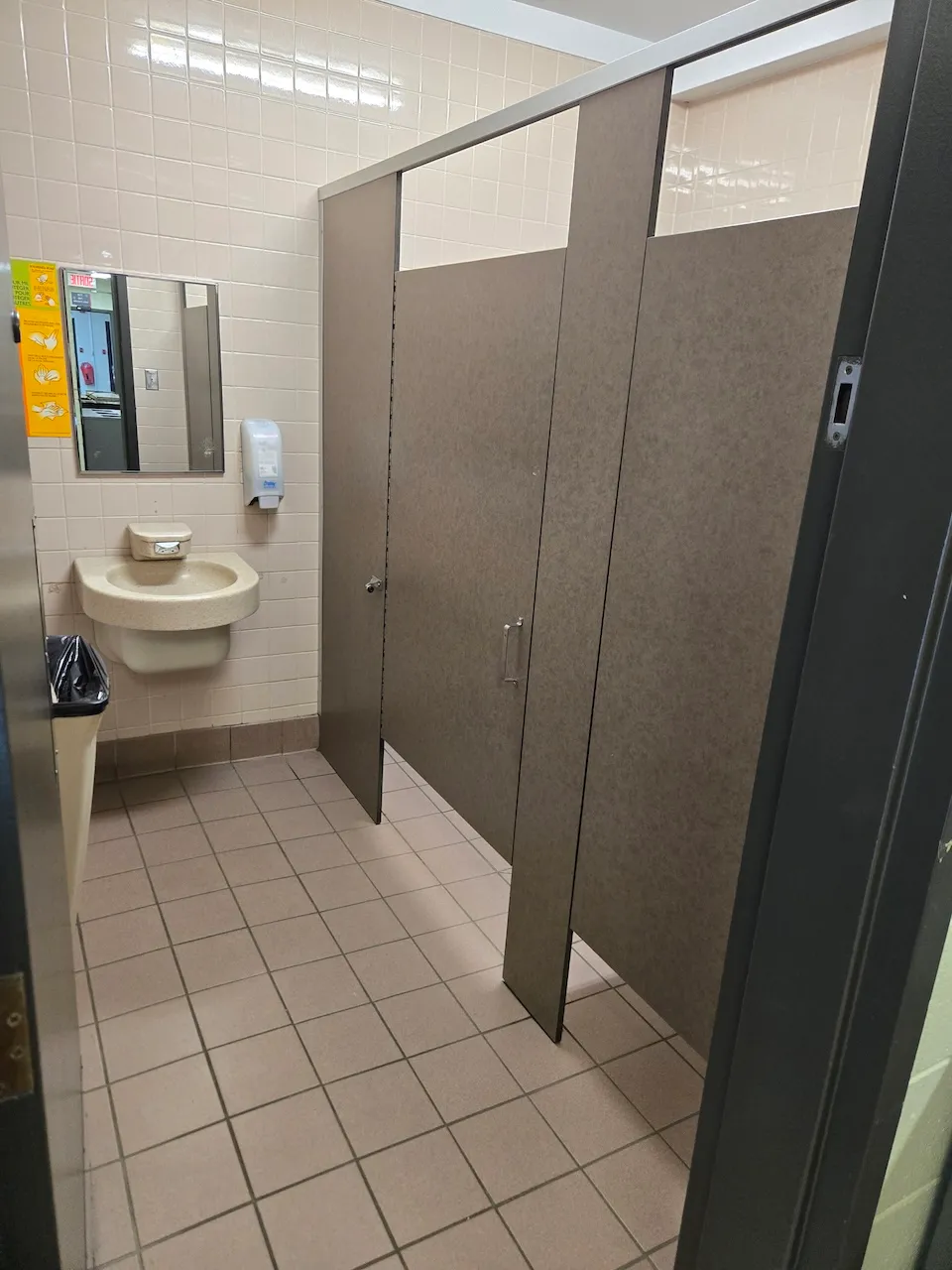 Salle de toilettes du bloc sanitaire