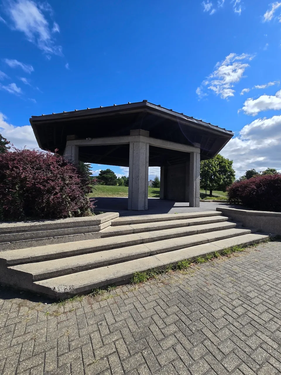 Bâtiment en haut de la pente