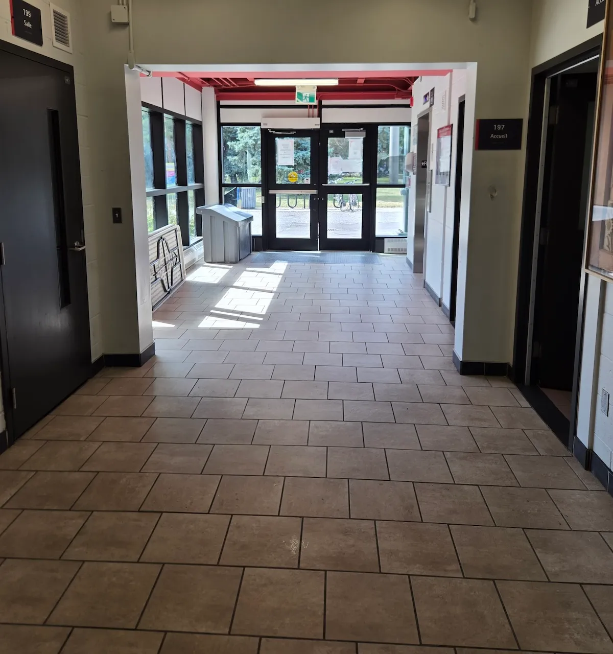 Intérieur du bloc sanitaire du parc