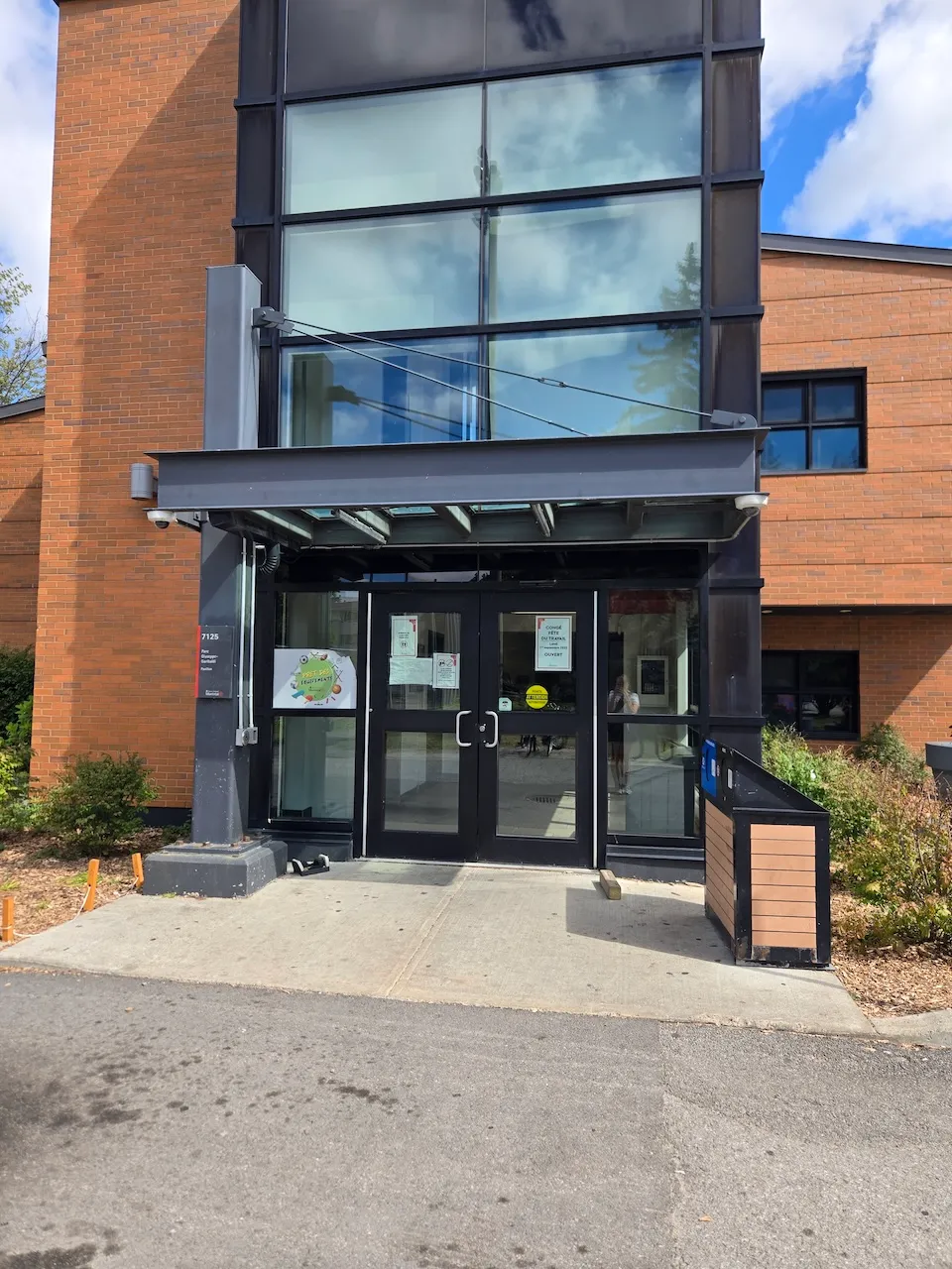 Entrée extérieure du bloc sanitaire du parc Giuseppe-Garibaldi