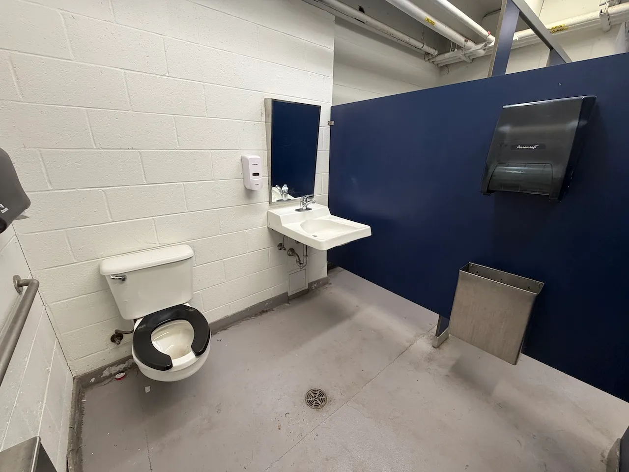 Pool Pavilion - Women's changing room