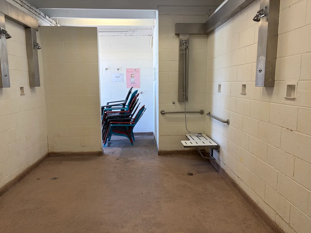Pool Pavilion – Men’s/Women’s Changing Rooms – Showers