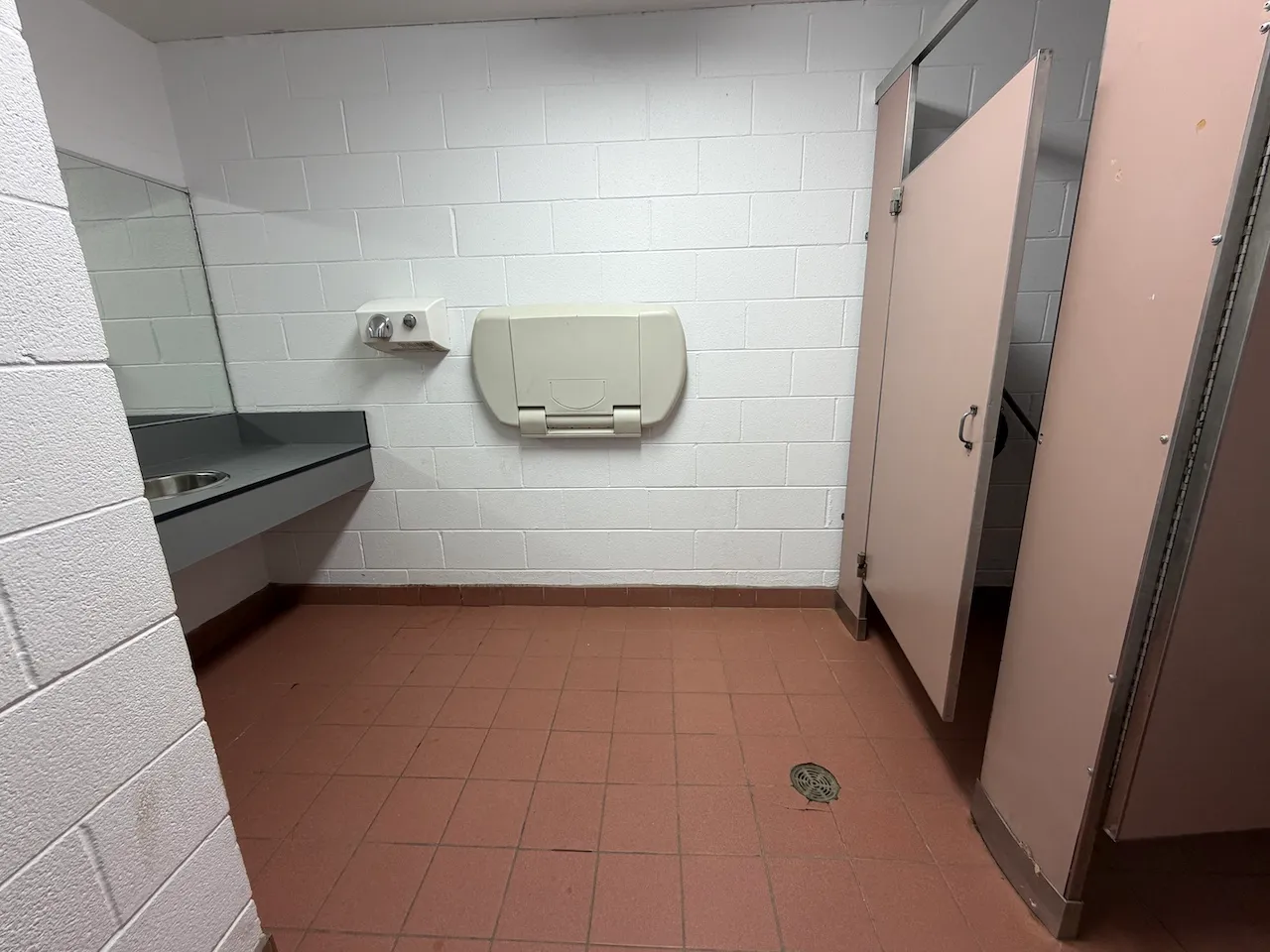 Jean-Paul II pavilion - Women's Restroom