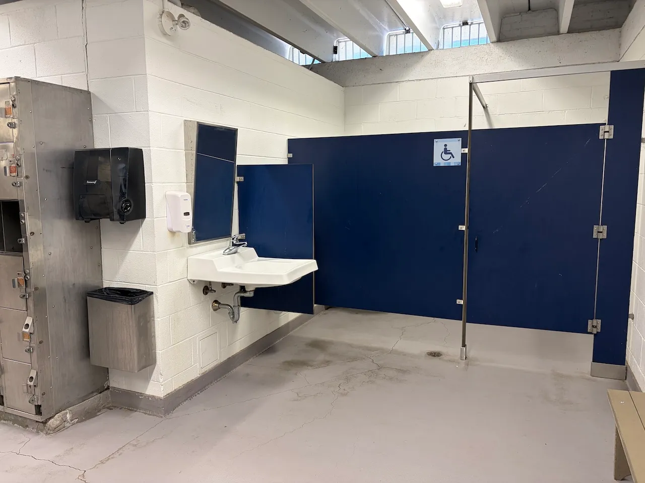 Pool Pavilion – Men’s Changing Room