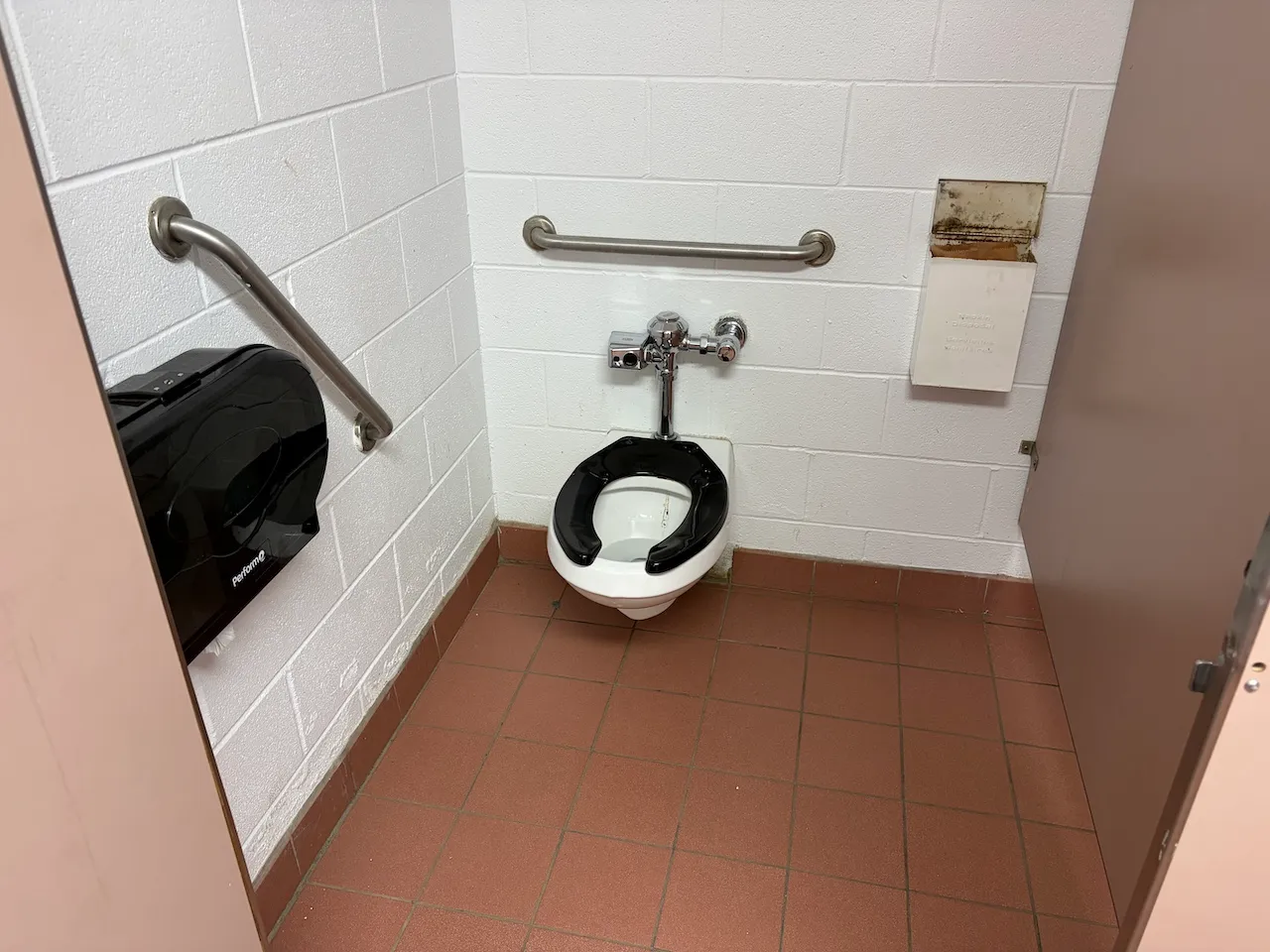 Jean-Paul II pavilion - Women's Restroom