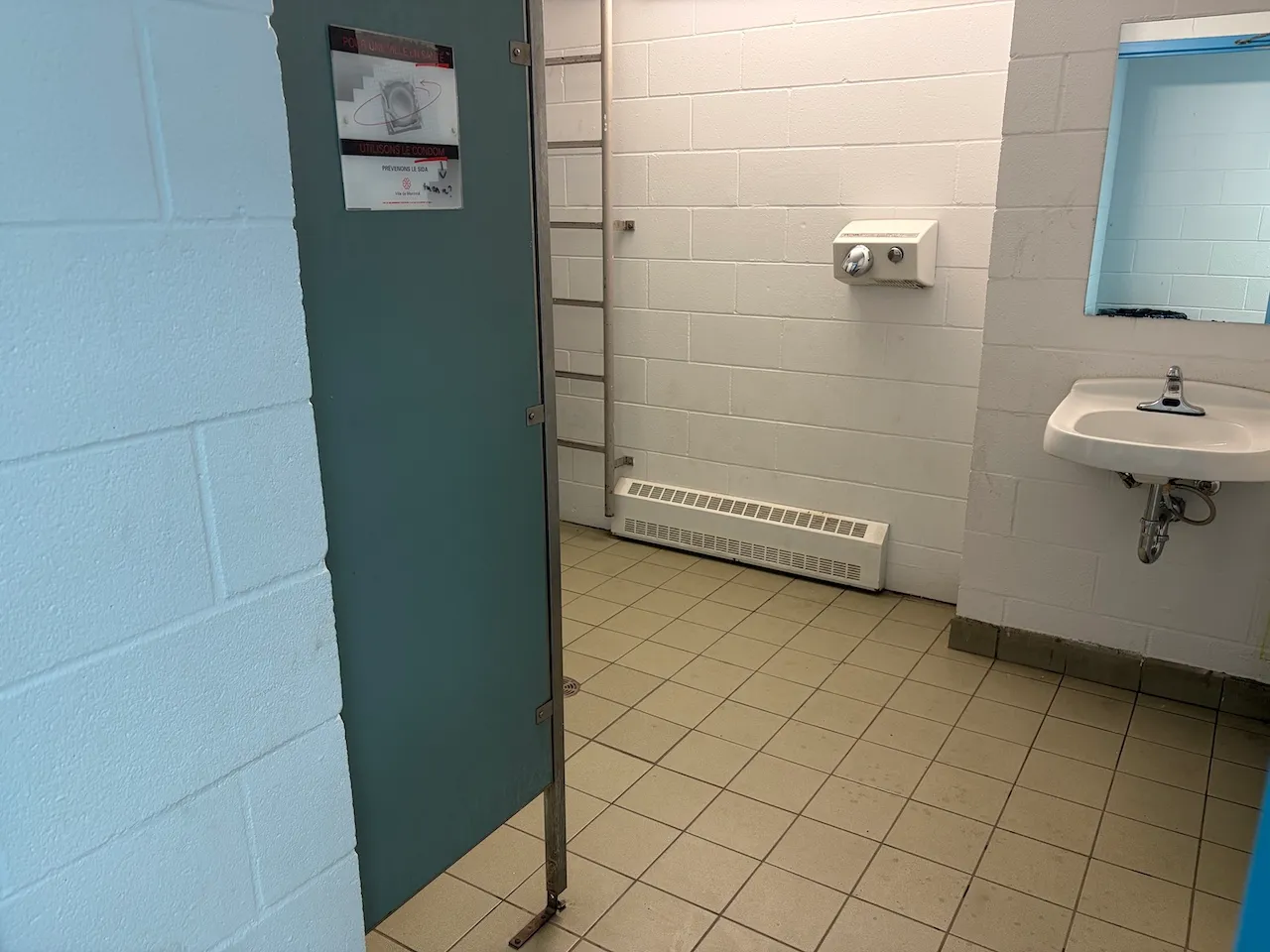 Jean-Paul II pavilion - Men's Restroom