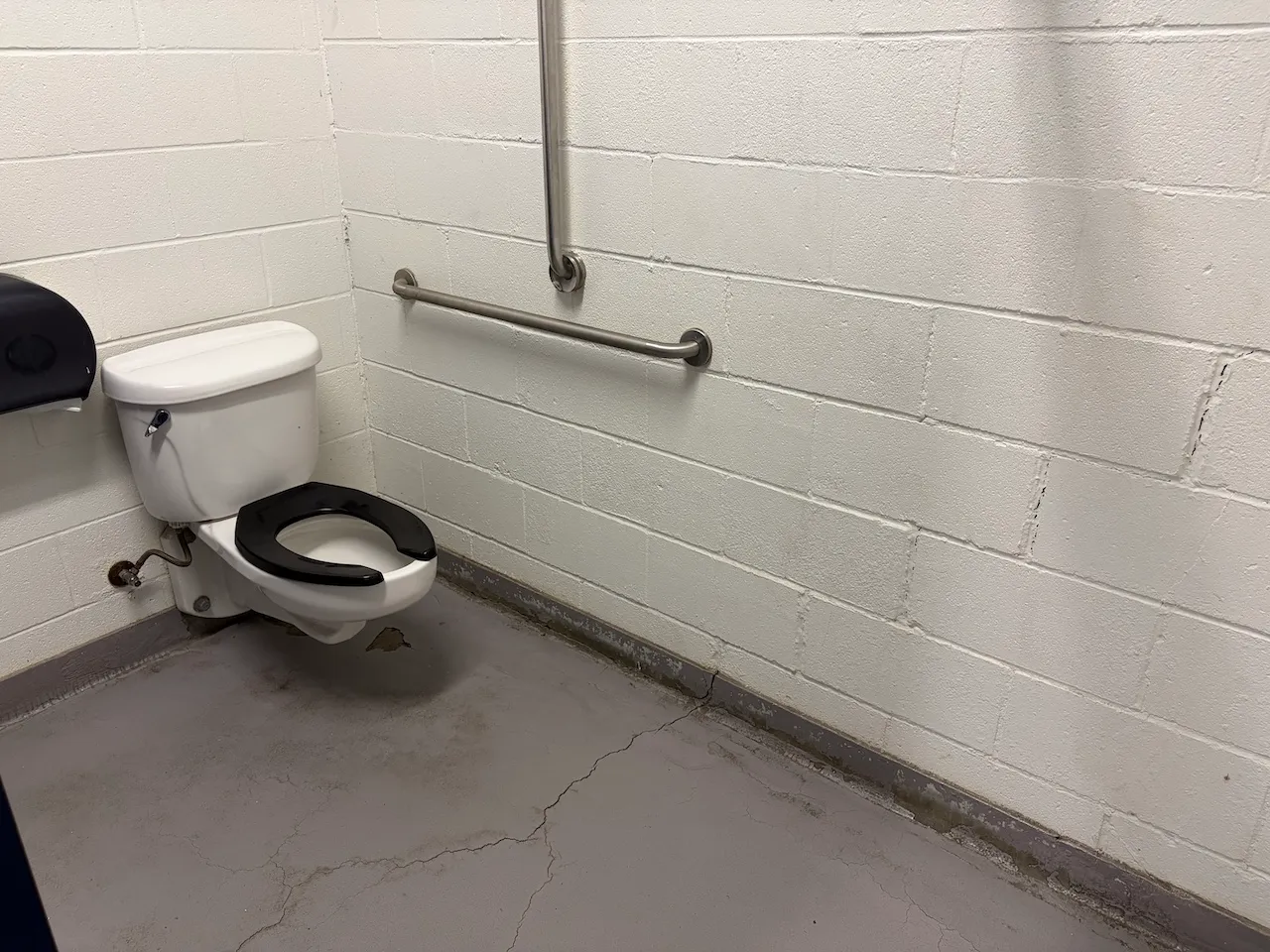 Pool Pavilion – Men’s Changing Room