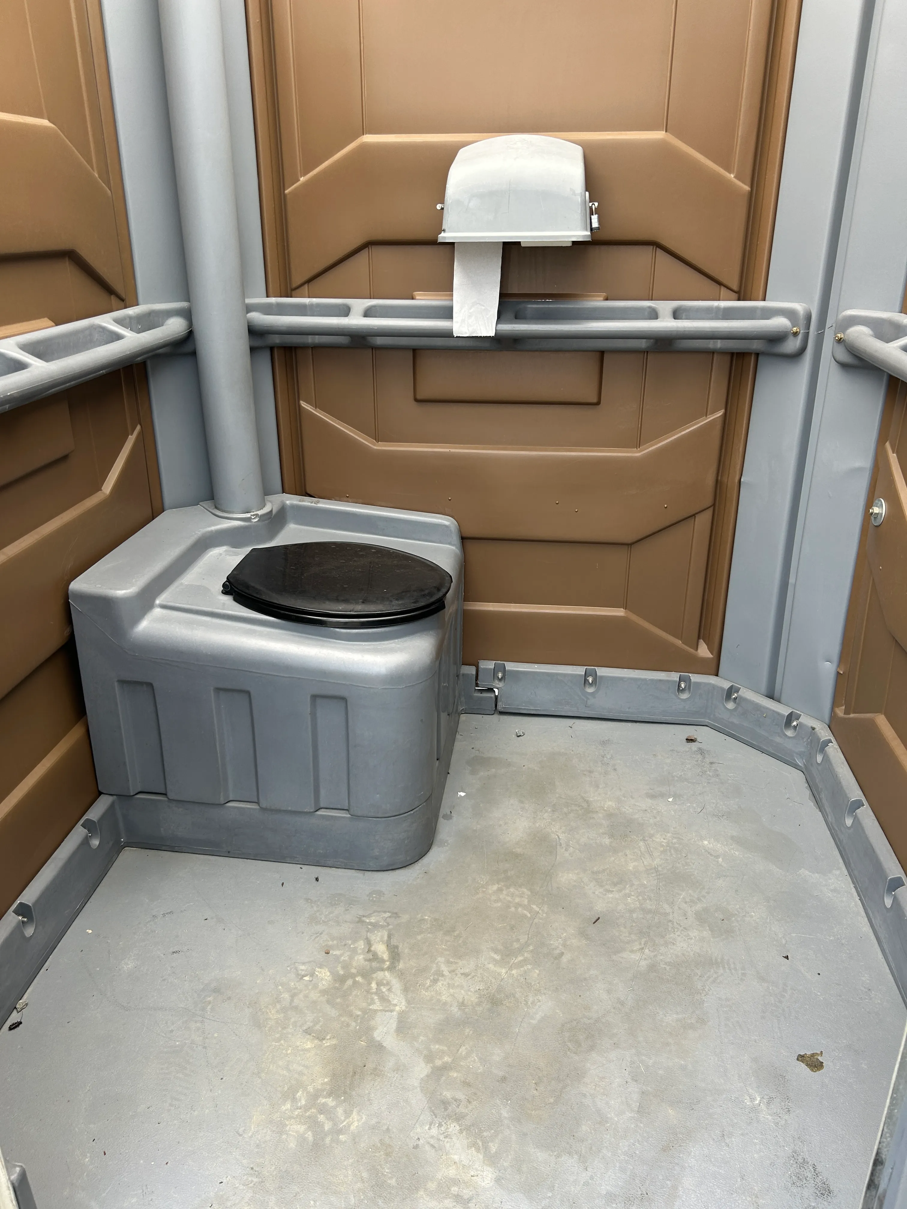 Intérieur de la toilette chimique accessible