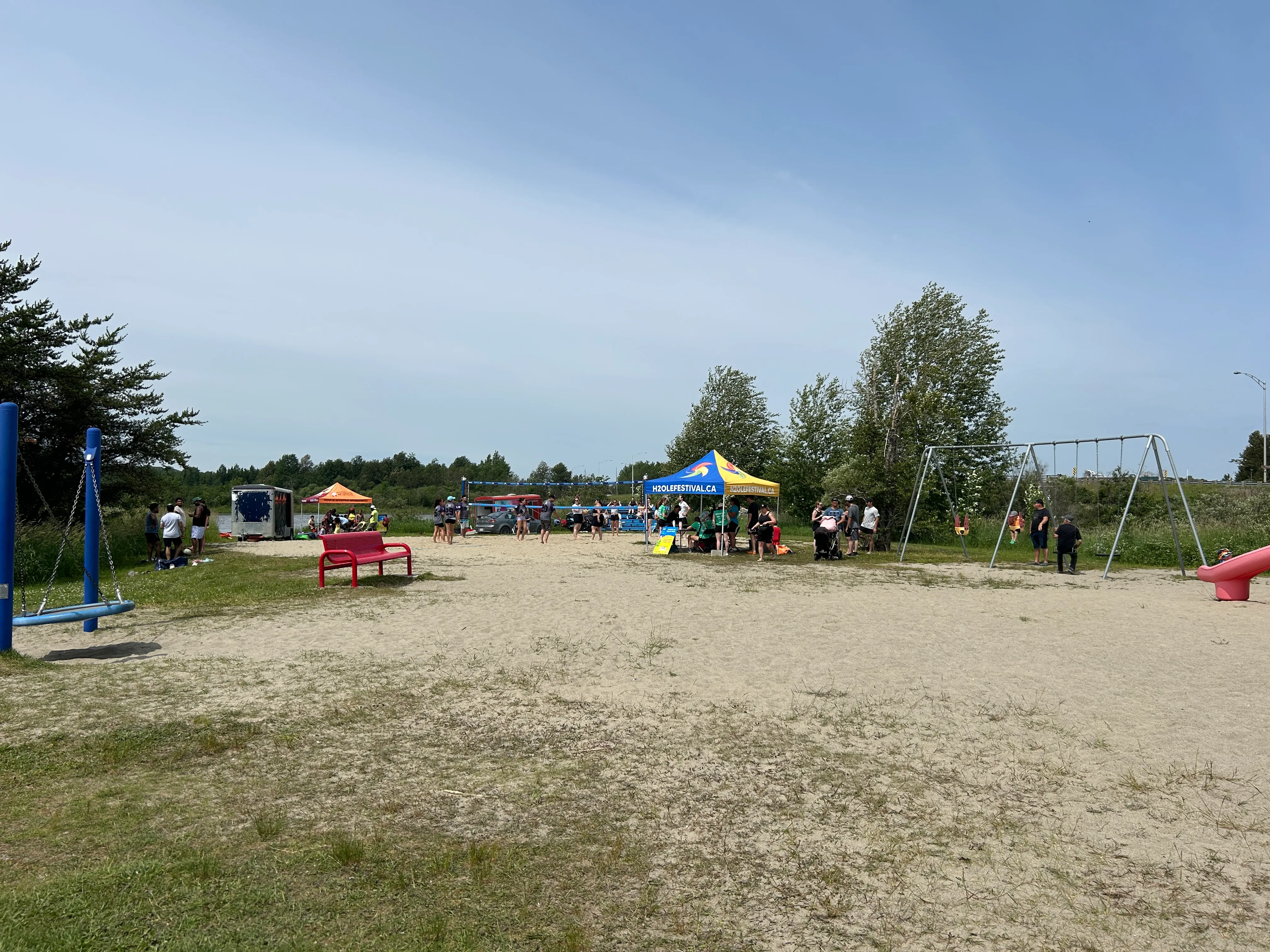 Allée vers le terrain de beach-volley / aire de jeux