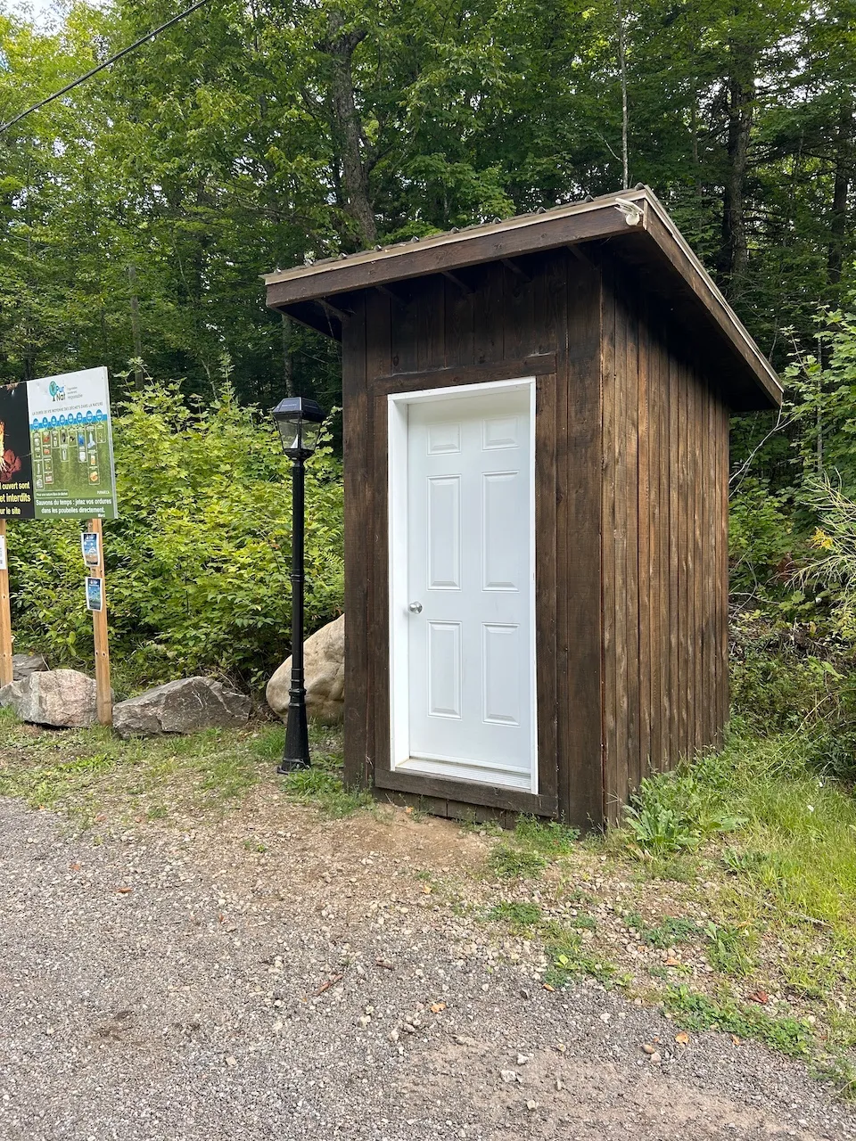 Toilette sèche près du stationnement