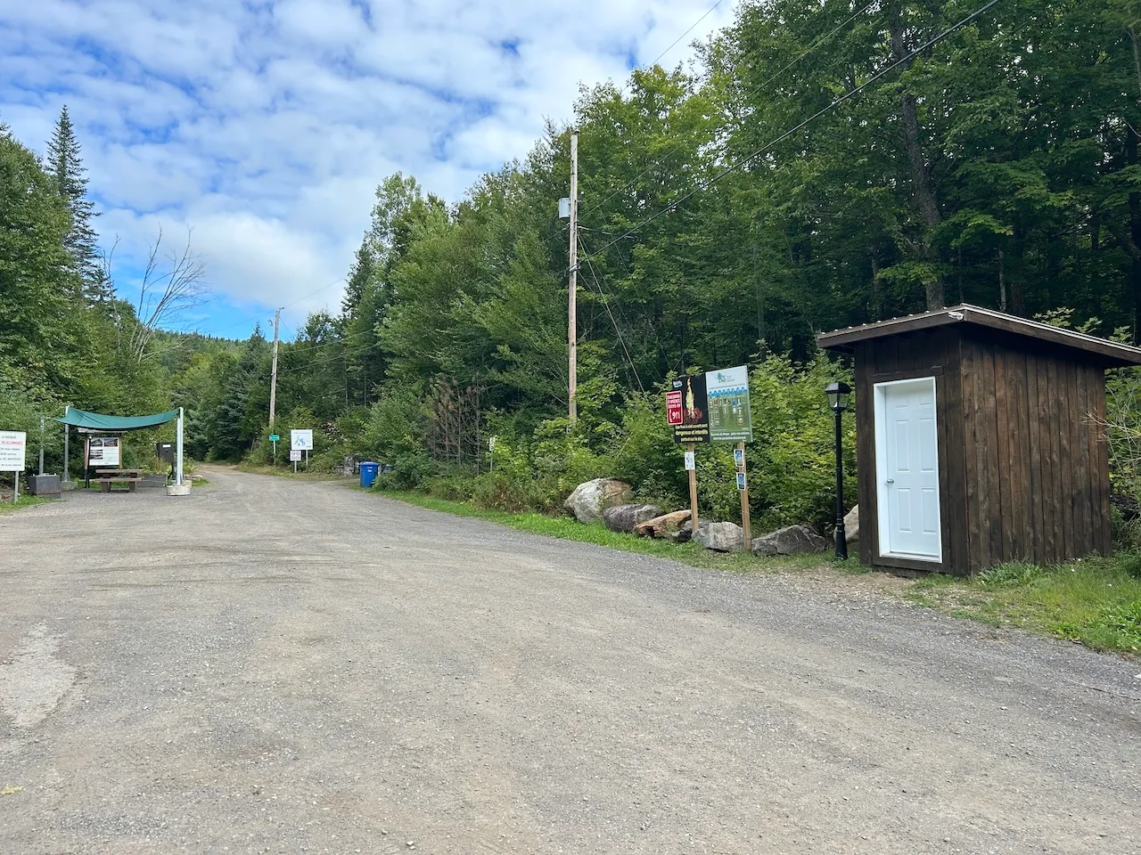 Toilette sèche et aire de repos près du stationnement