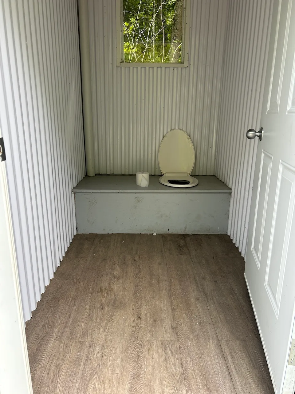 Toilette sèche près du stationnement