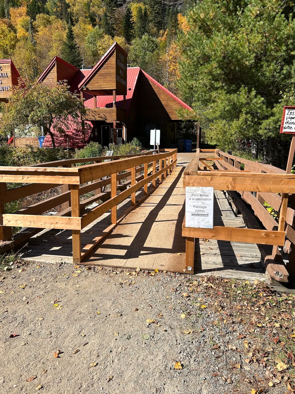 Entrée menant au poste d'accueil