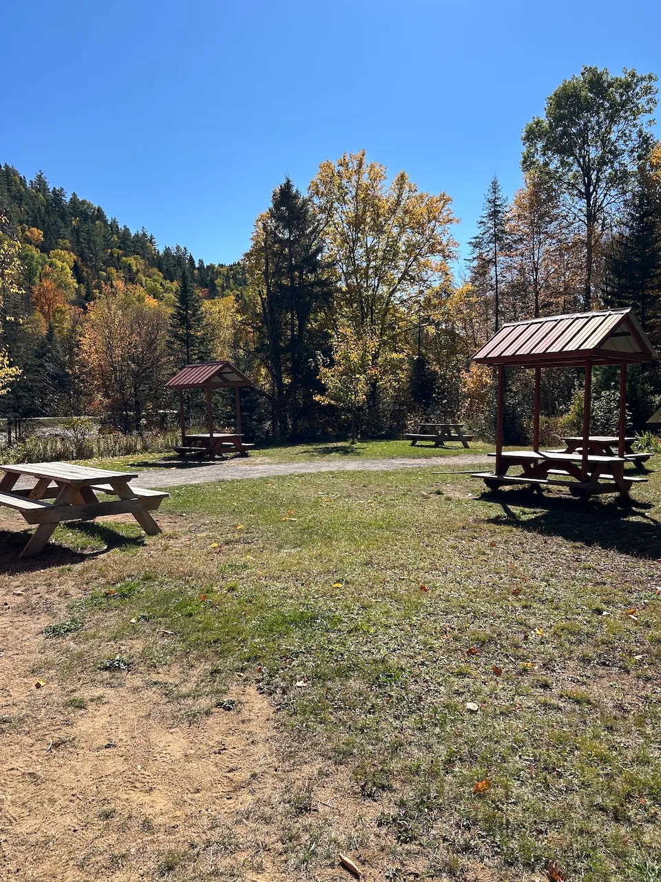Aire de repos près du bâtiment d'accueil