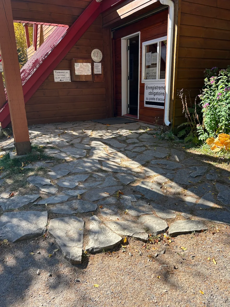 Entrée menant au poste d'accueil