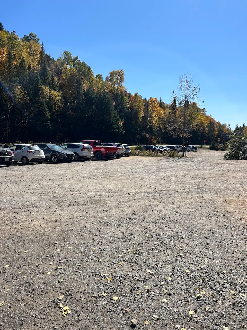 Stationnement près du poste d'accueil