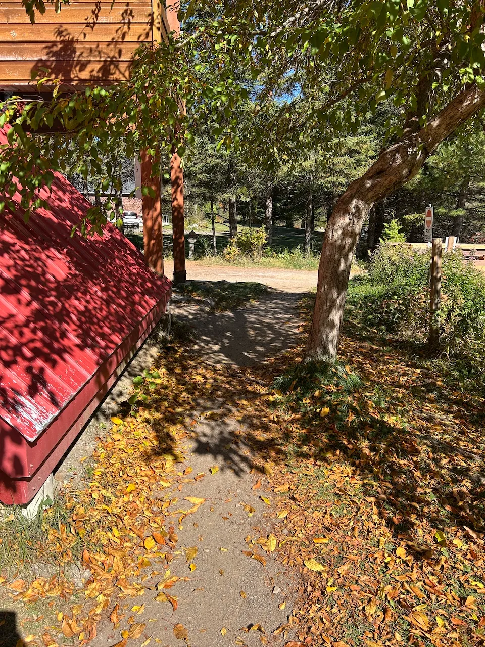 Chemin alternatif à l'avant du poste d'accueil menant aux sentiers