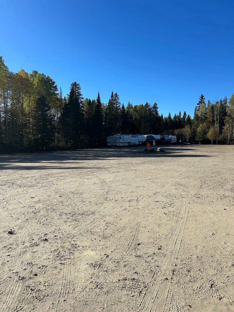 Stationnement près du poste d'accueil