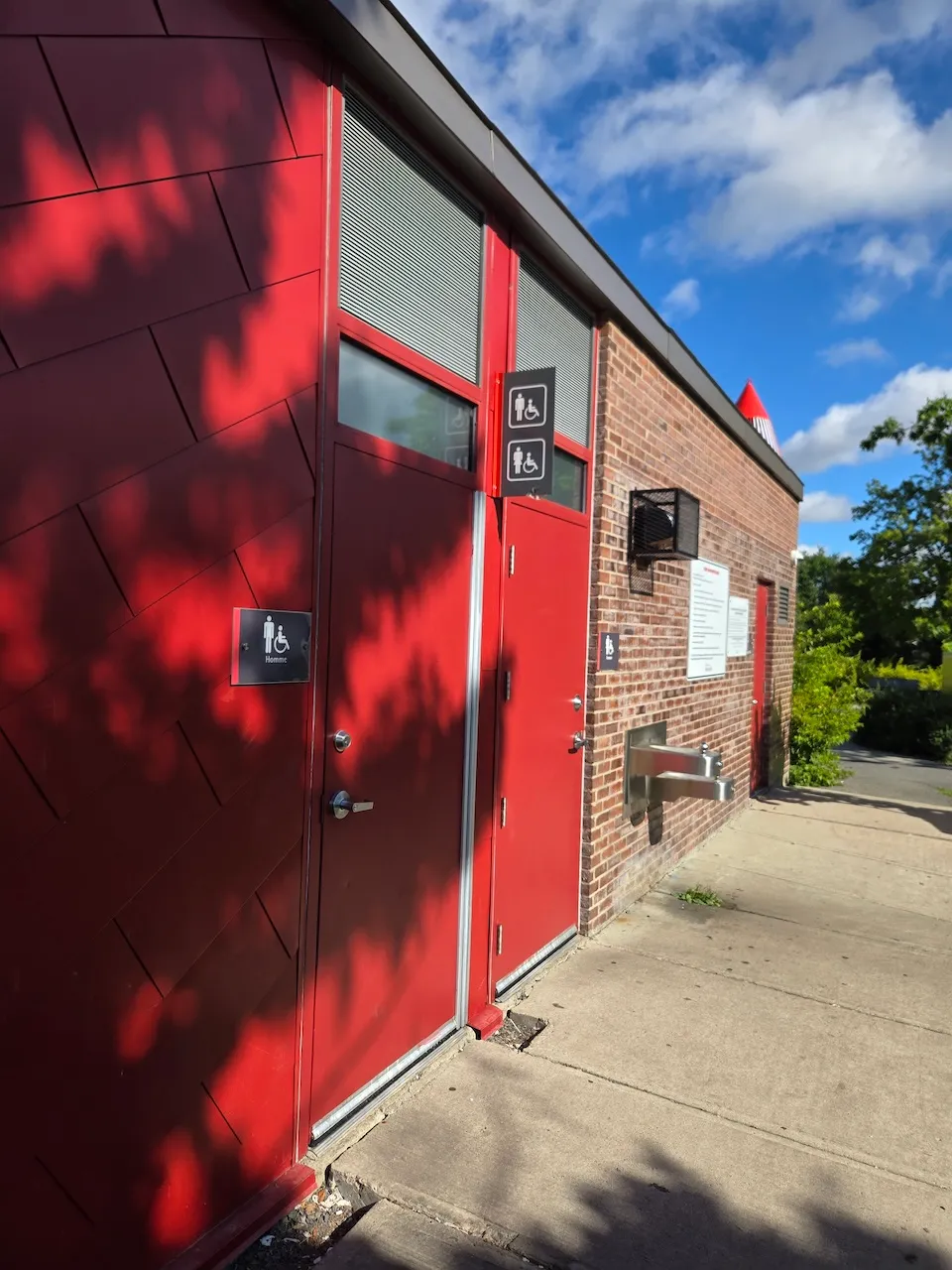 Entrée extérieure de la salle de toilette