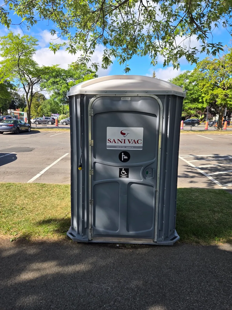 Extérieur de la toilette chimique
