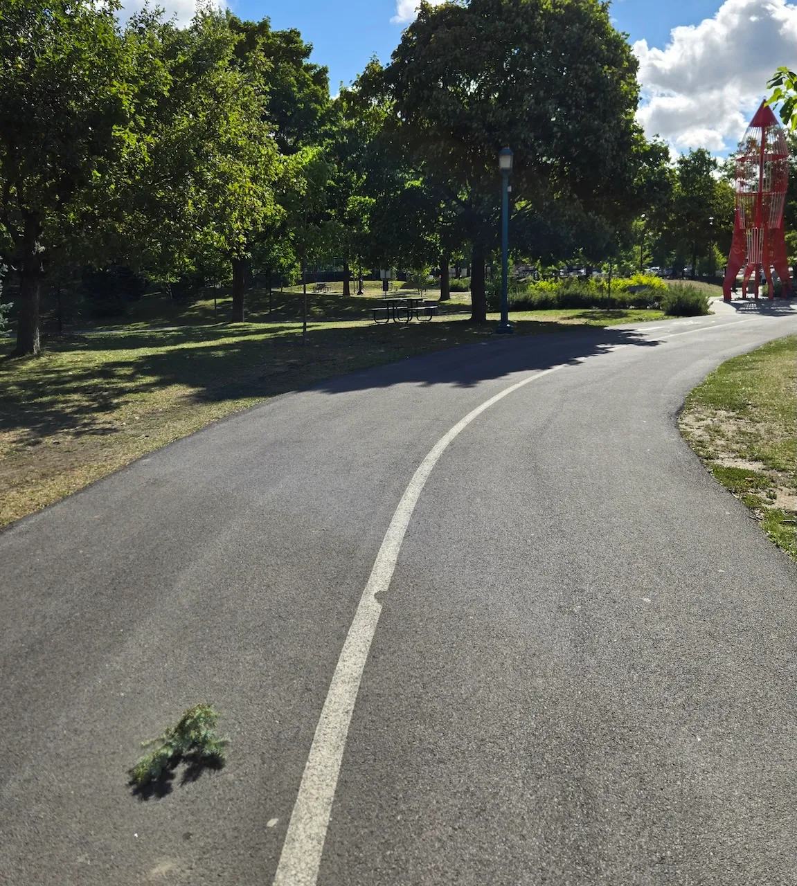 Corridor de circulation menant à l'aire de jeux