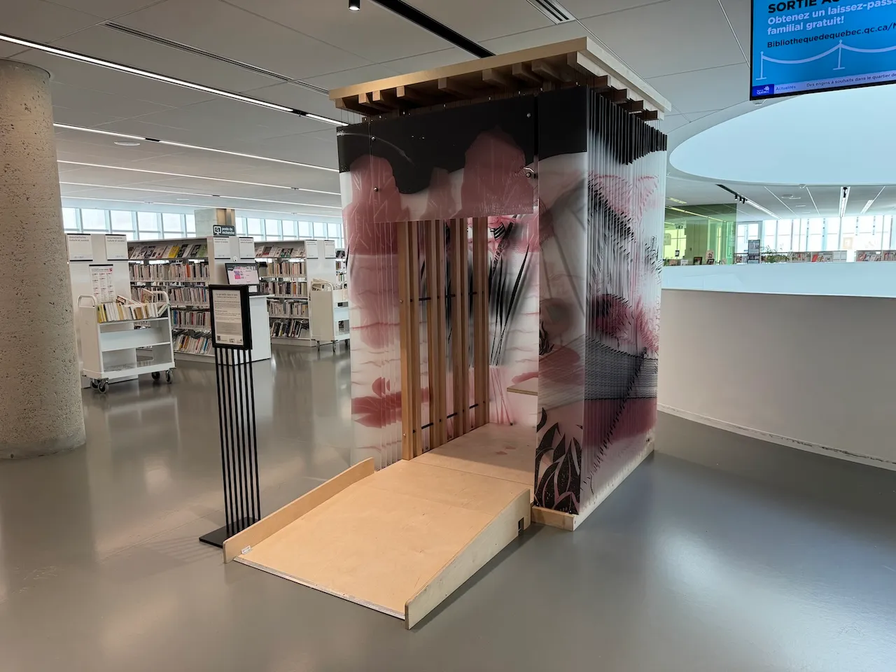 Œuvre immersive avec rampe d'accès