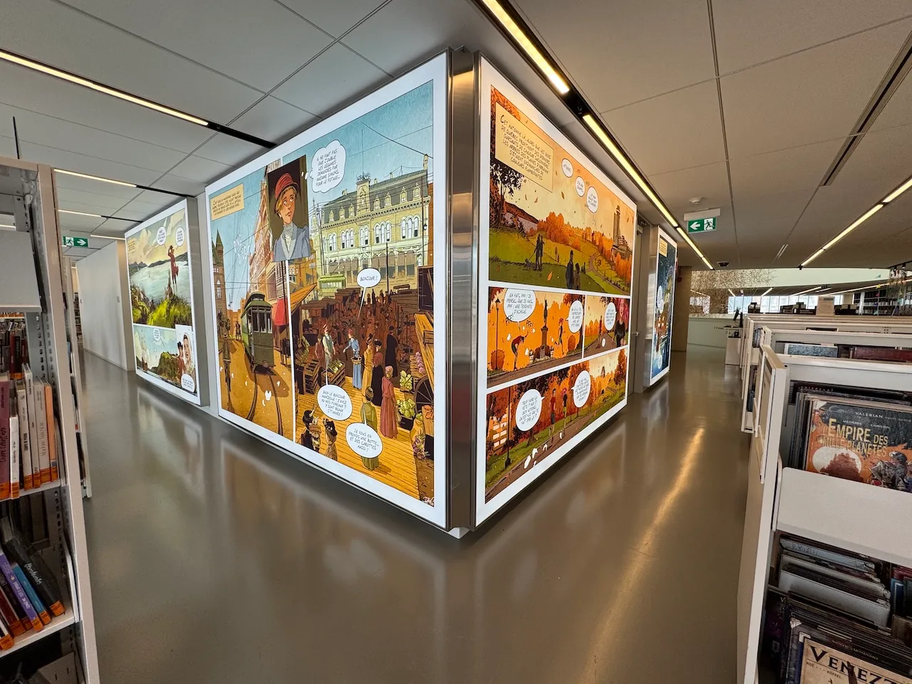 Œuvre dans les couloirs de la bibliothèque