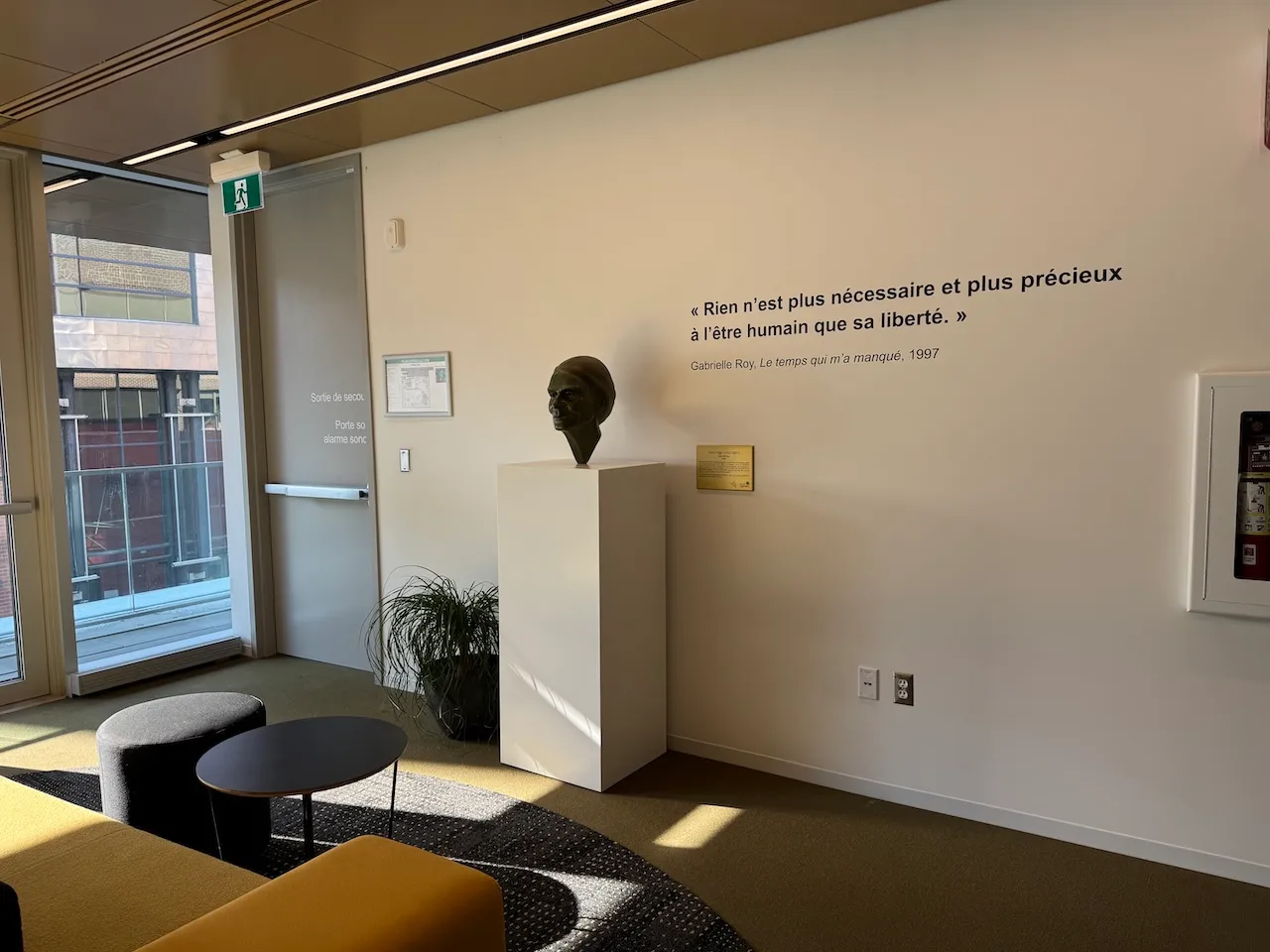 Œuvre et écriteau explicatif avec code QR