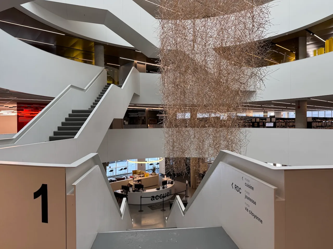 Œuvre suspendue dans l'escalier de la bibliothèque