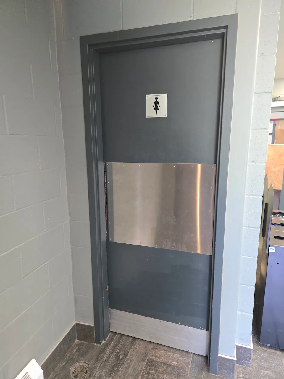 Porte de la salle de toilettes