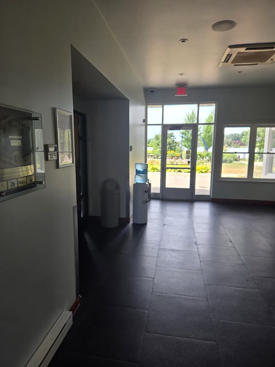 Corridor de circulation à l'intérieur du bâtiment