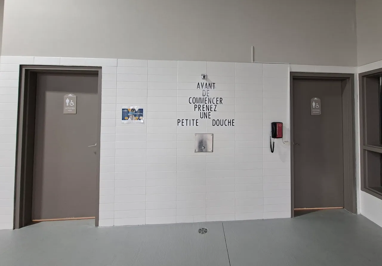 Indoor pool and outdoor spa - Restrooms