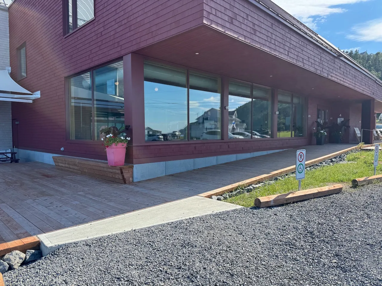Access ramp towards the entrance