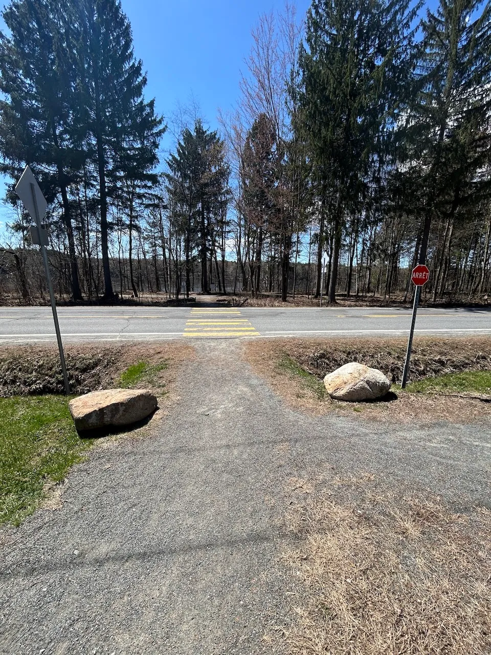 Pedestrian crossing between the parking lot and the trail along the river