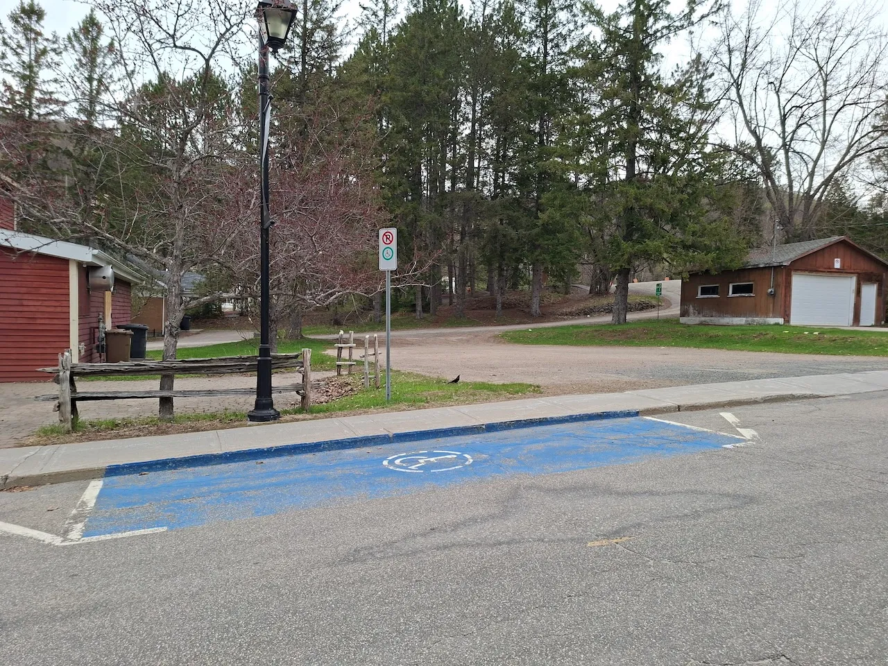 Landmark 4 : Édifice Félix-Calvé - Reserved parking - On the street