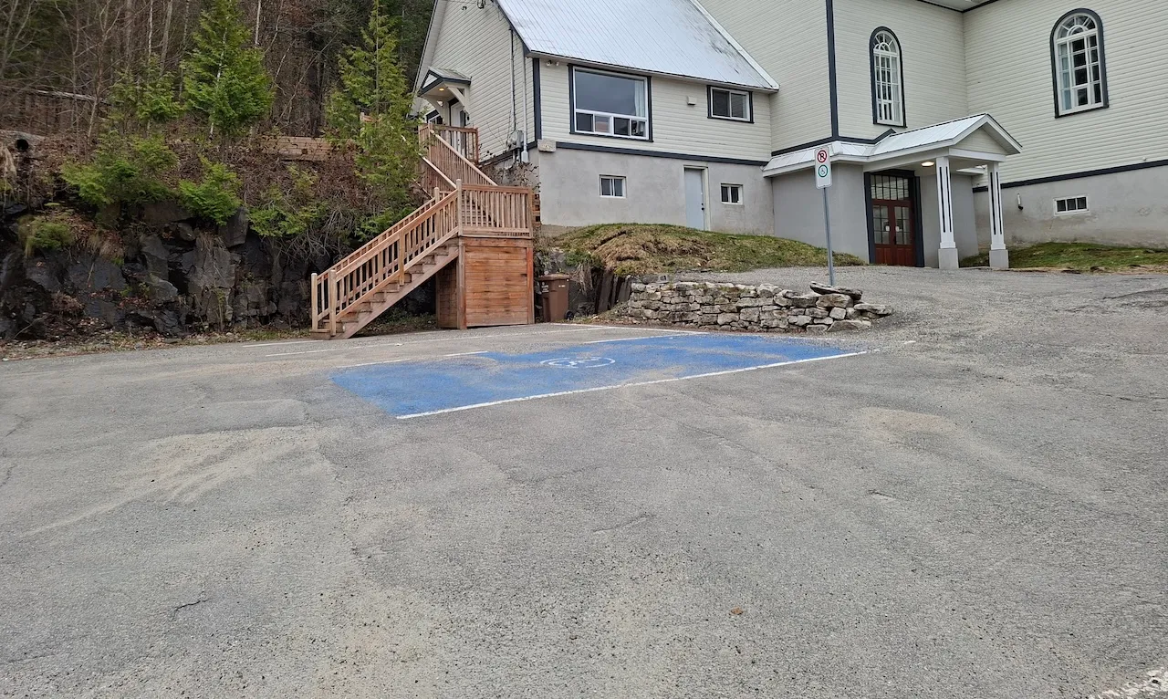Landmark 2 : Église du Village - Reserved parking