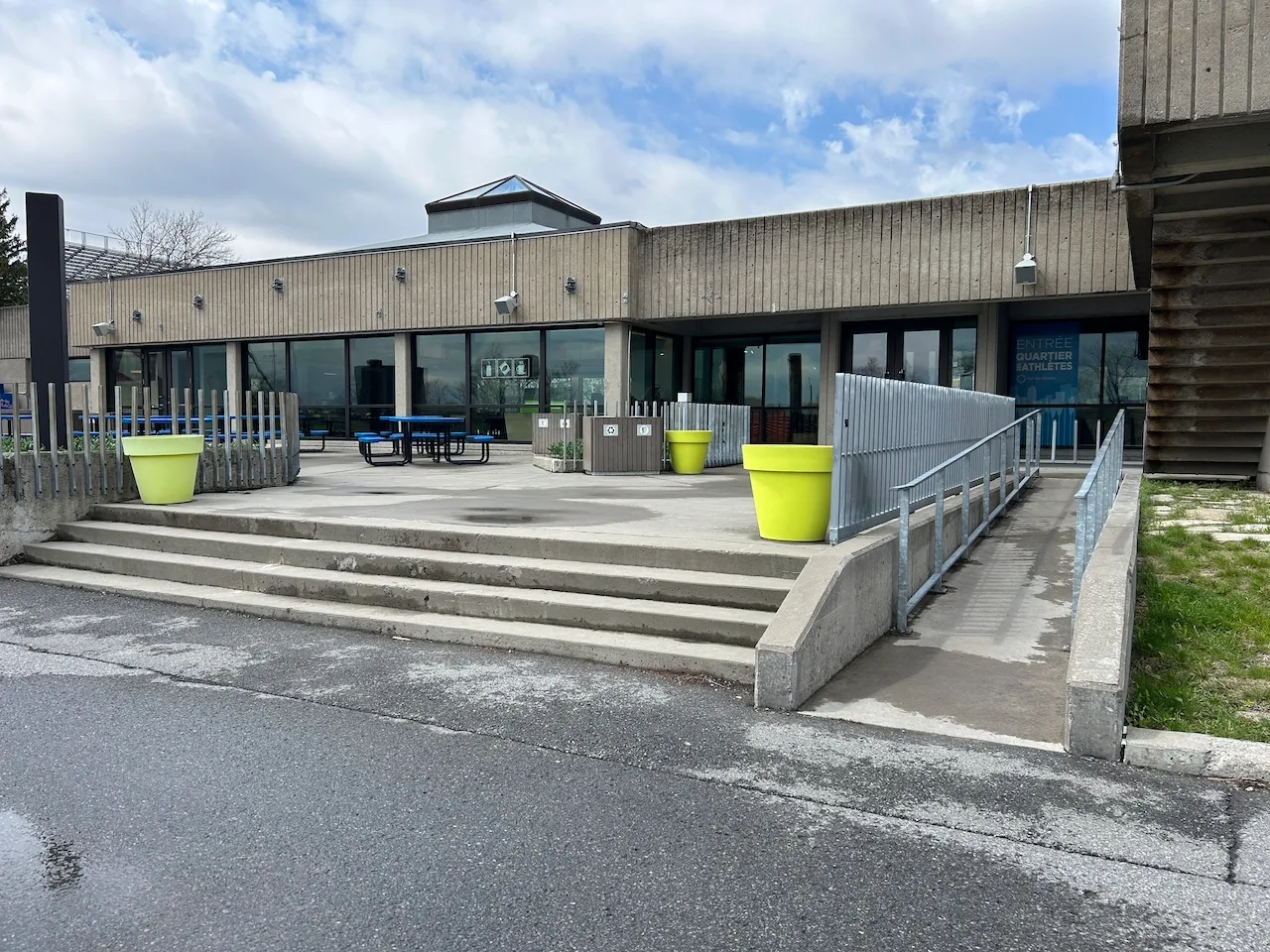 Porte d'entrée secondaire à l'arrière