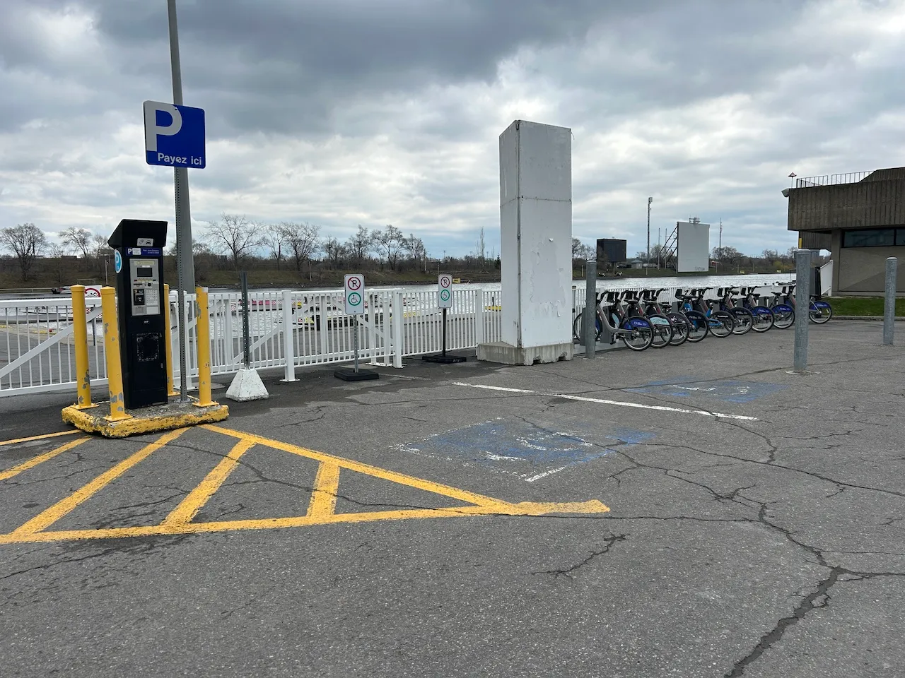 Stationnements réservés et horodateur