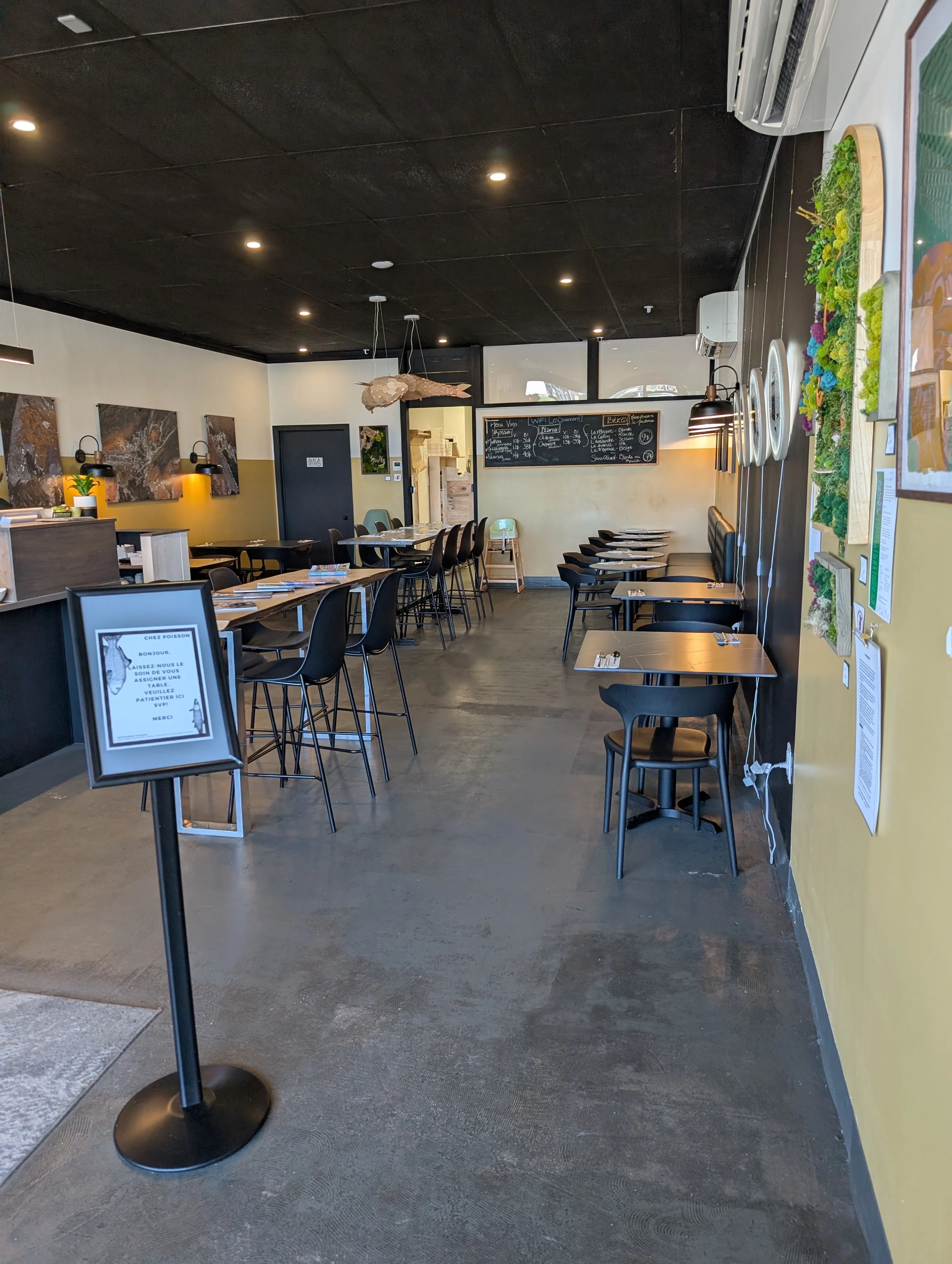 Intérieur du restaurant - aire d'accueil