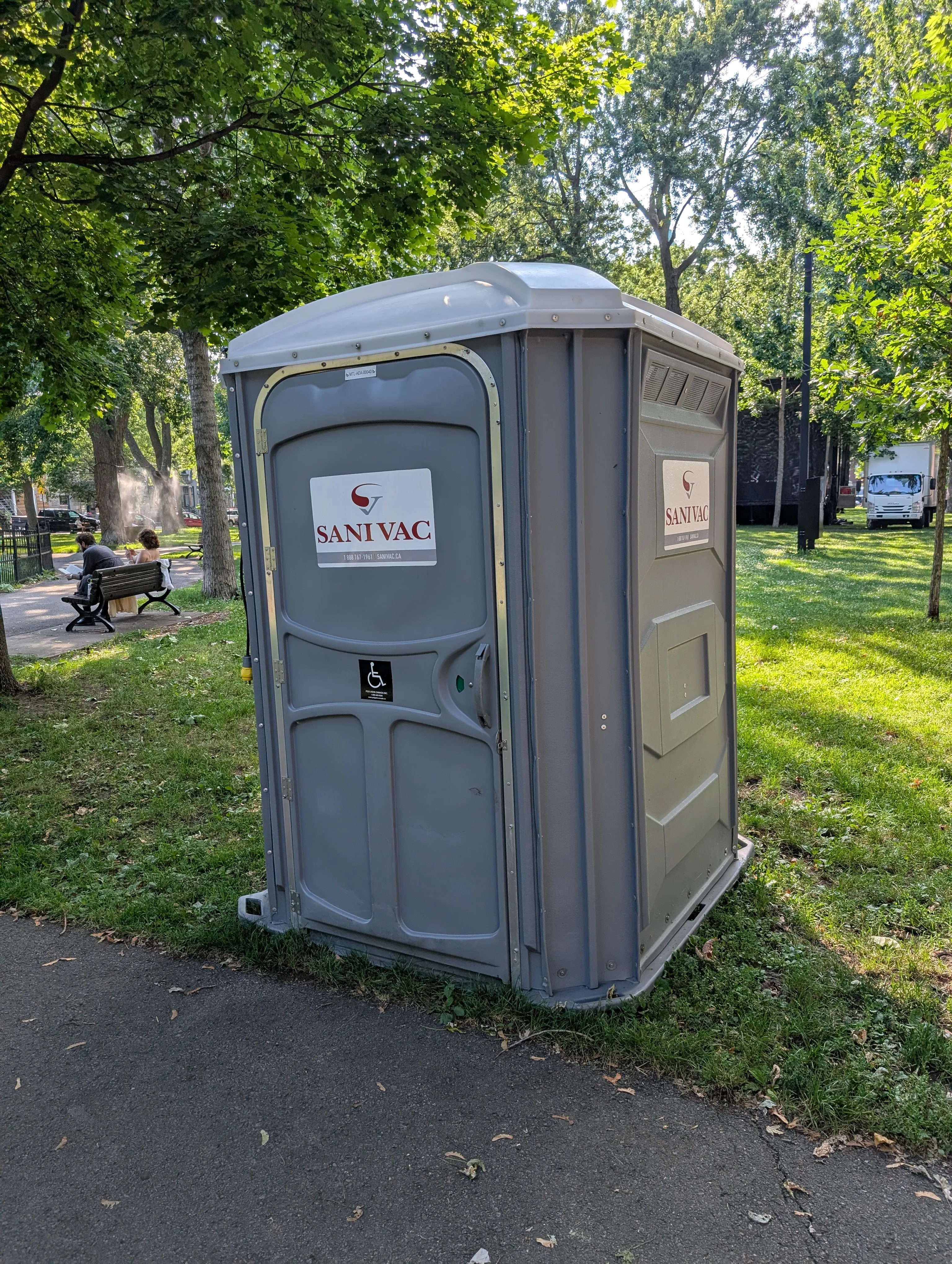 Toilette chimique derrière la scène