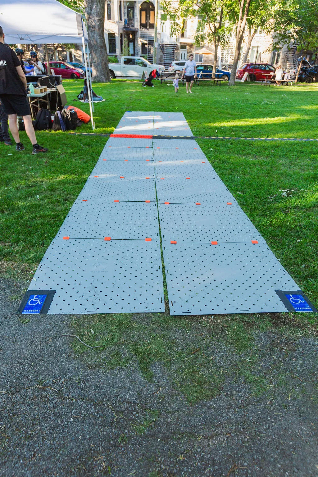 Dalles rigides placées sur la pelouse pour former une zone accessible