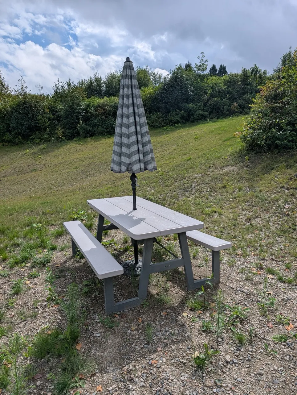 Picnic table without extensions at the ends