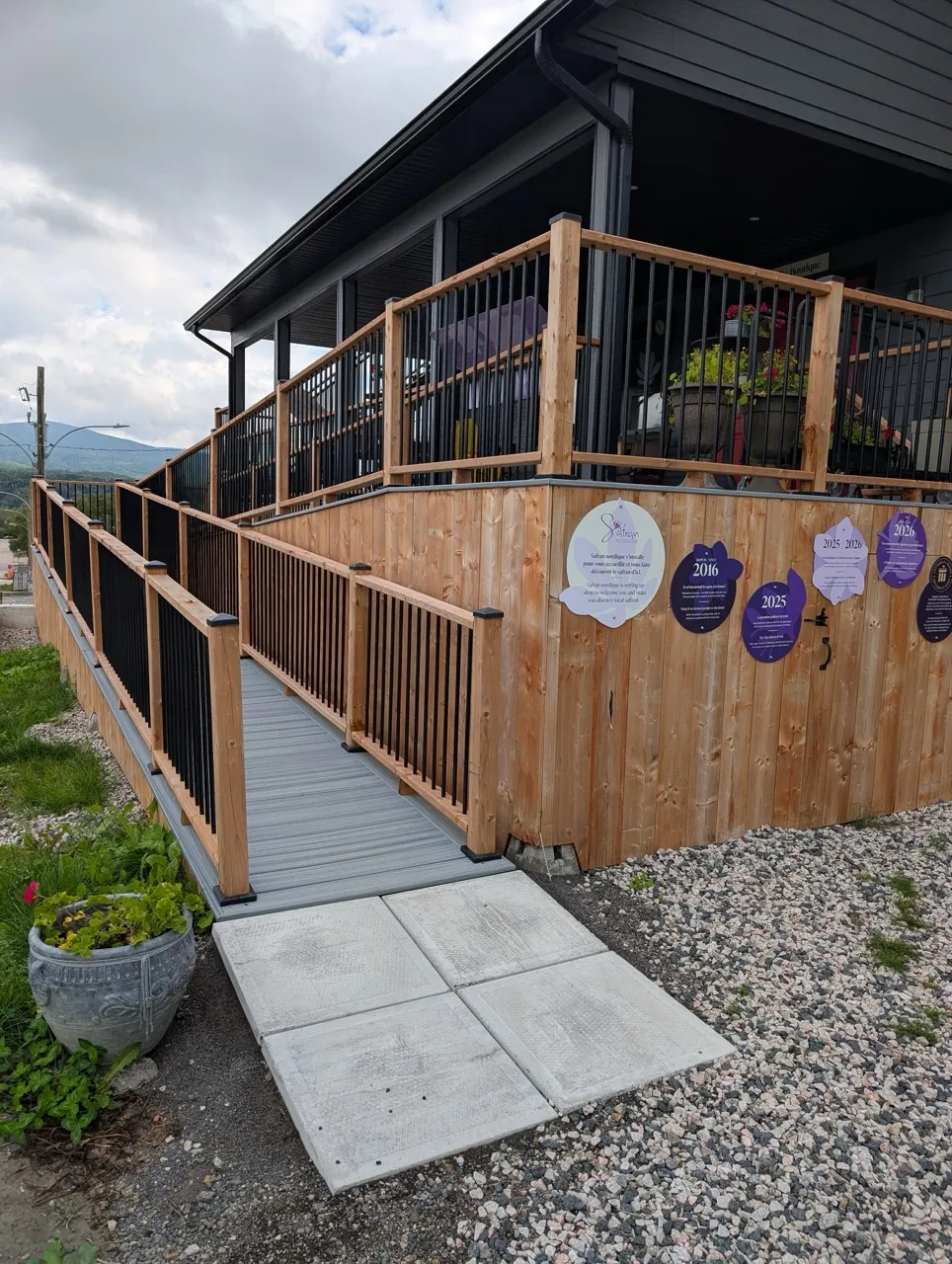 Access to the store via the ramp