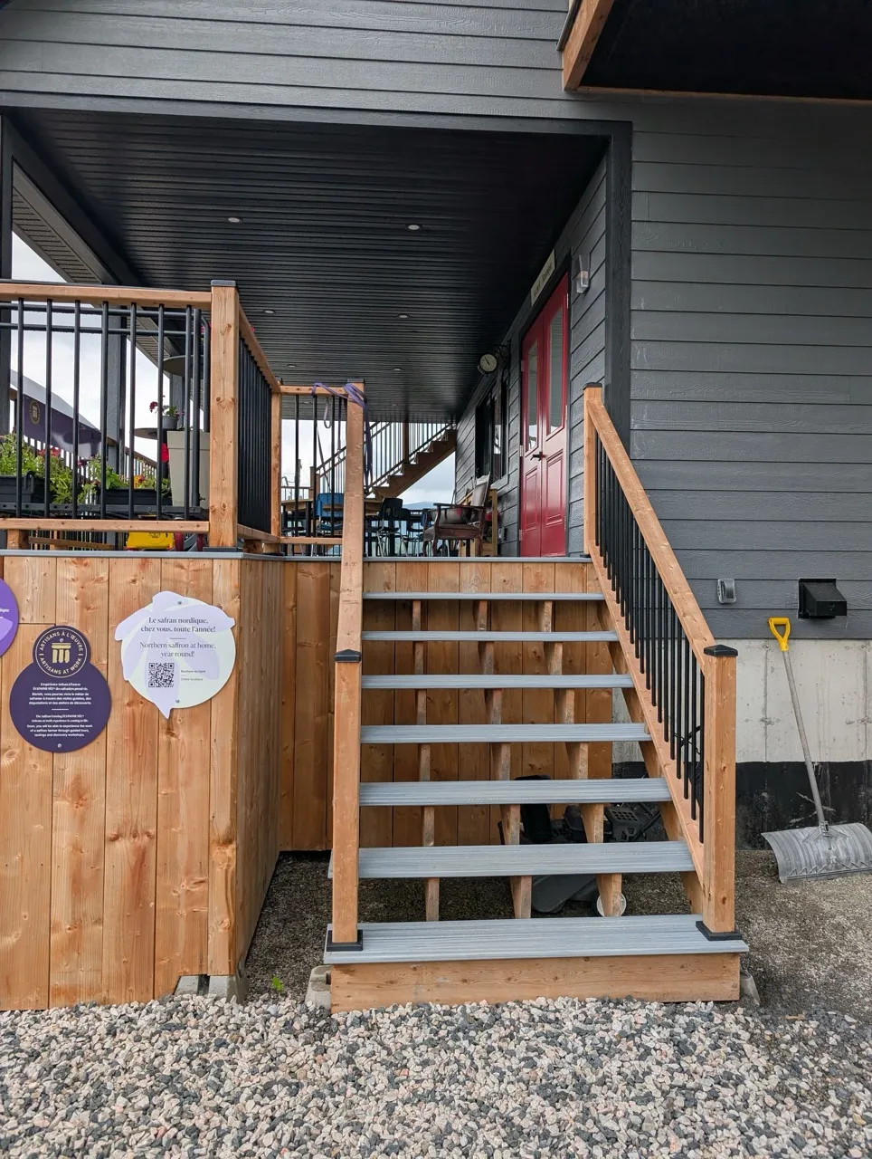 Access to the store via the stairs