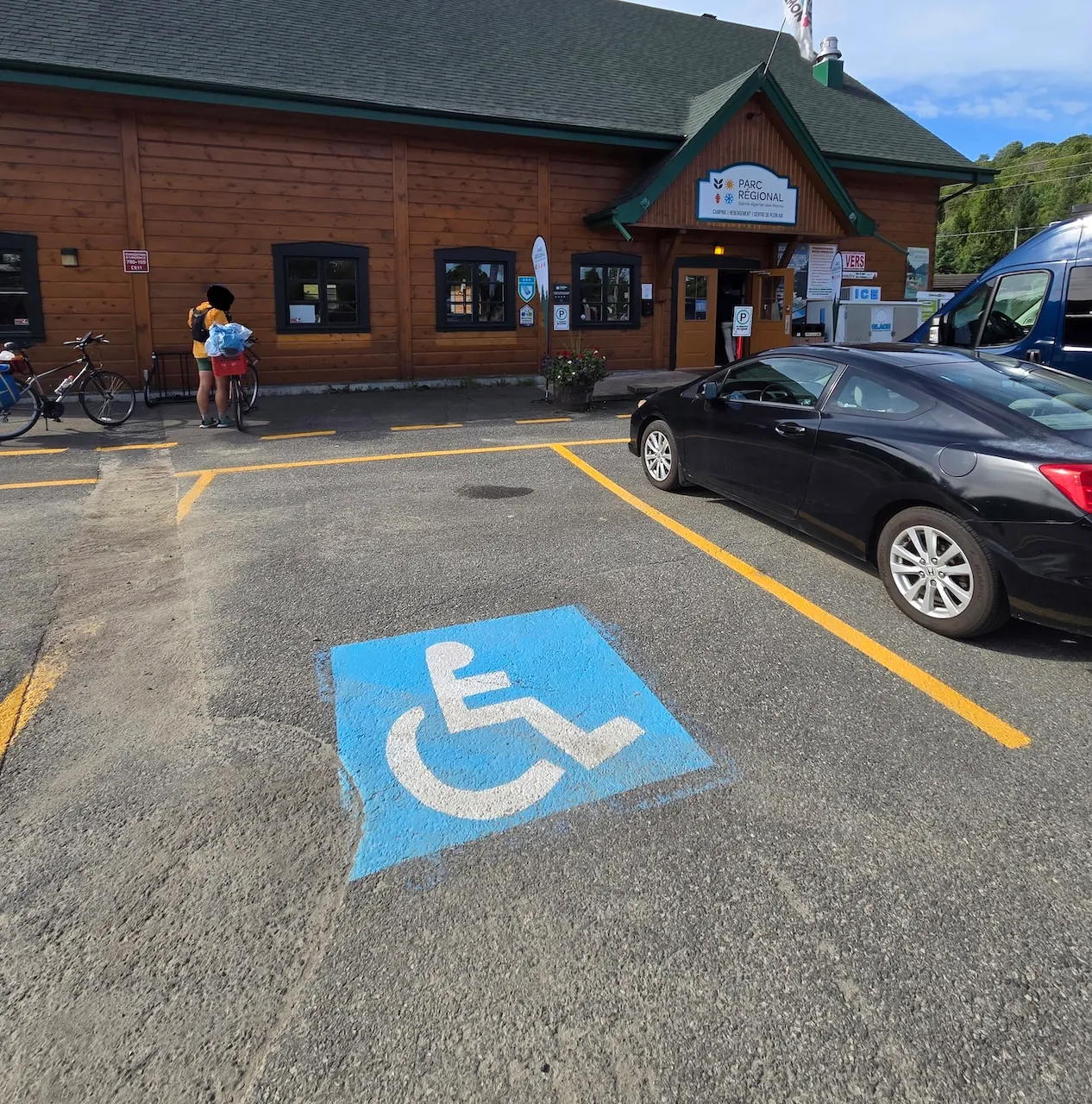 Stationnement près du bâtiment d'accueil du camping