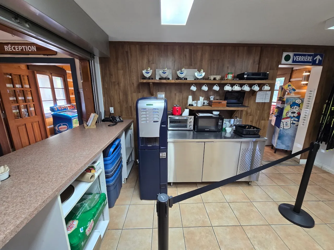 Aire de location et de café dans le bâtiment d'accueil du camping