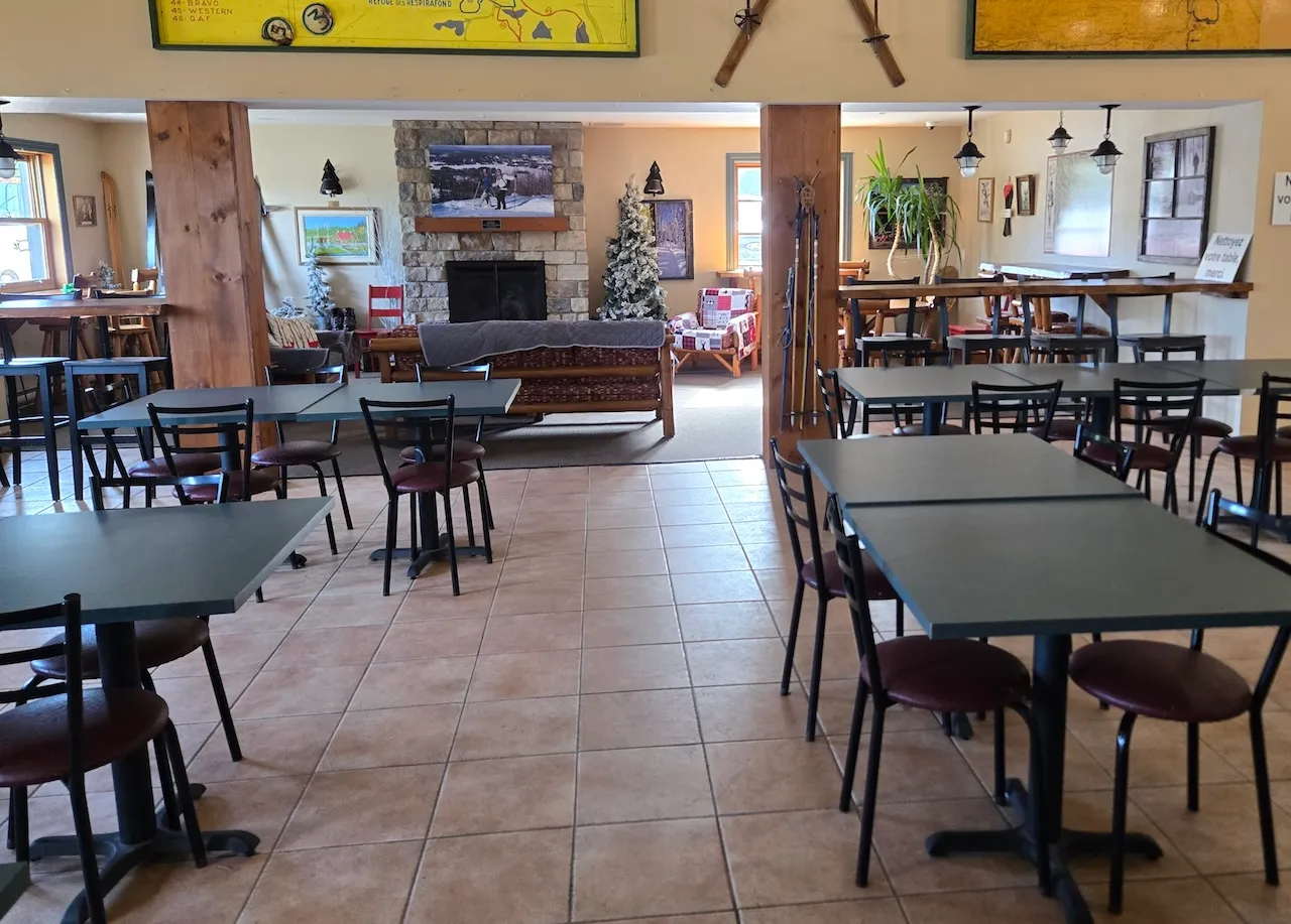 Salle à manger communautaire dans le bâtiment d'accueil du camping
